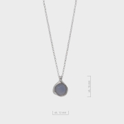 Ręcznie wykonany wisiorek ze srebra próby 925 z naturalnym agatem blue lace. Jasnoniebieski kamień o delikatnym użyleniu nadaje biżuterii spokojny, harmonijny charakter inspirowany naturą.