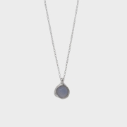 Autorski wisiorek ze srebra z agatem blue lace inspirowany naturą i minimalizmem. Każdy egzemplarz posiada unikalny rysunek kamienia, co czyni biżuterię niepowtarzalną.