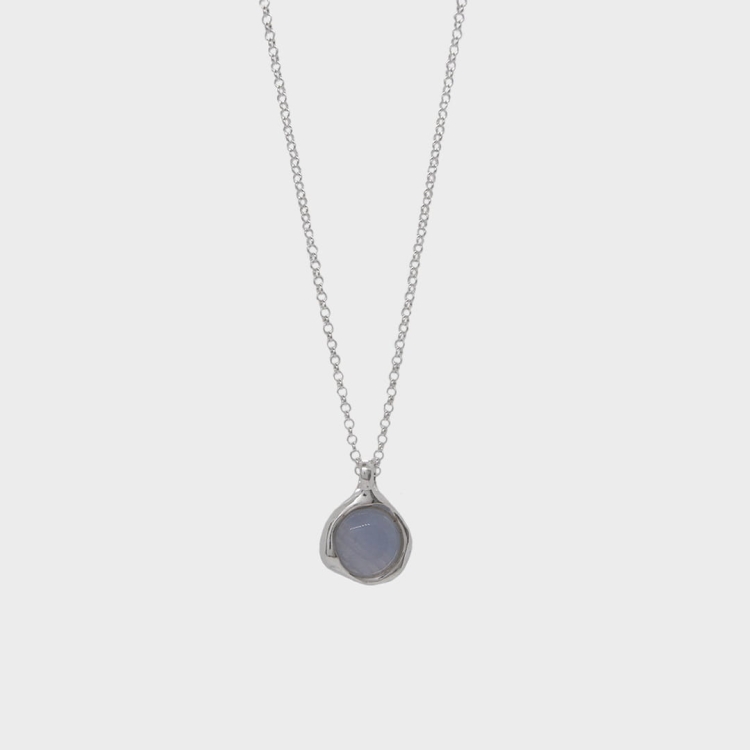 Autorski wisiorek ze srebra z agatem blue lace inspirowany naturą i minimalizmem. Każdy egzemplarz posiada unikalny rysunek kamienia, co czyni biżuterię niepowtarzalną.