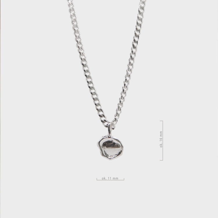 Wisior Lake mini idealny dodatek do basic stylizacji jak również bardziej wyjściowych. Gruby łańcuch panecerka z przedłużką.